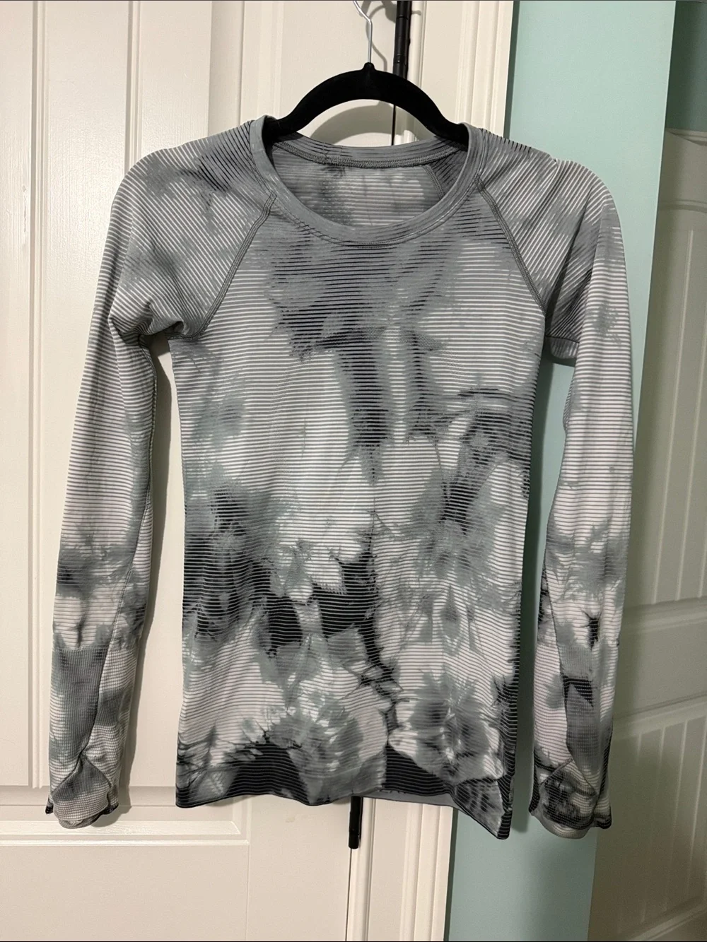 lululemon athletica Gray & Black Tie-Dye Long Sleeve Top